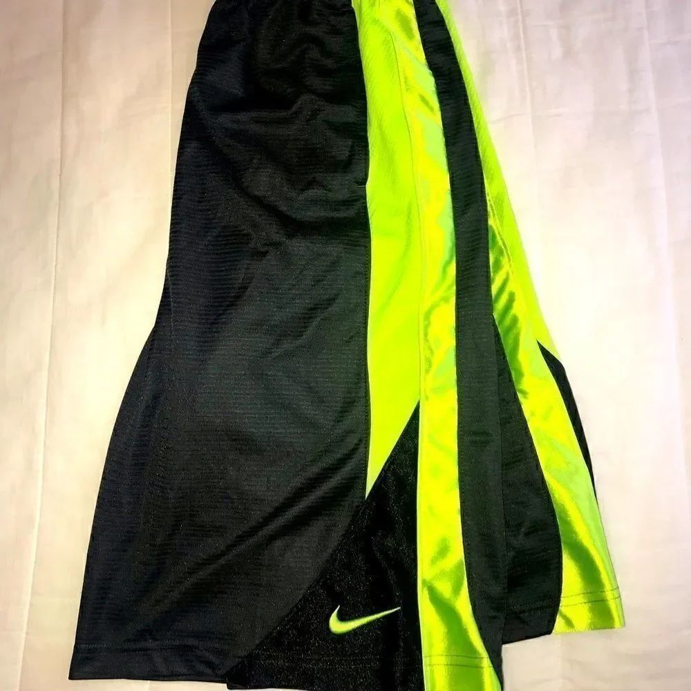 Nike boys athletic shorts size XL

Gently used